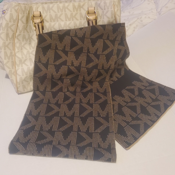 Michael Kors Cream Reversible Logo Scarf Wrap - Picture 4 of 6